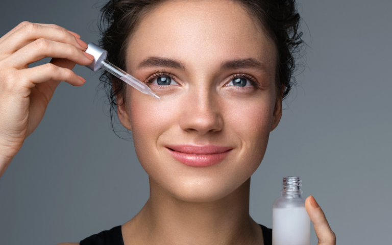 Có nên bôi serum vào vùng mắt không?